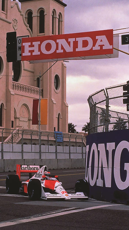 Trojštvrťový pohľad spredu na automobil McLaren Honda Formula One na pretekárskej trati.