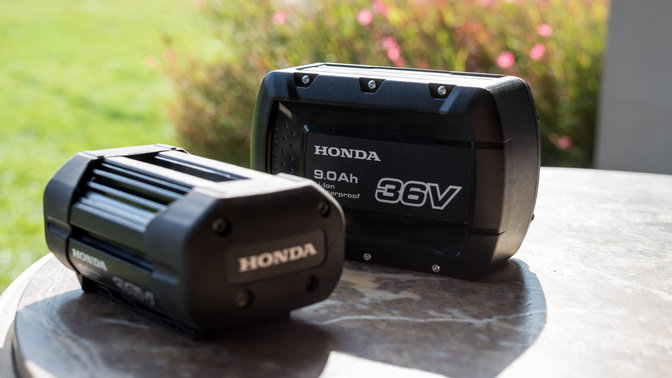 Detailný záber na batérie do akumulátorových zariadení Honda v záhrade.