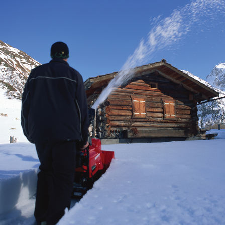 Snehová fréza radu HSS 1380A používaná modelom, horské prostredie.