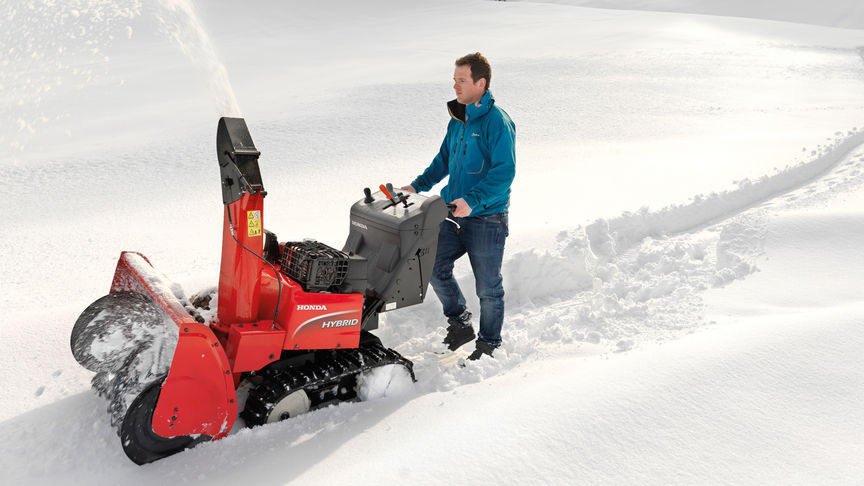 Snehová fréza Hybrid používaná modelom, zasnežené prostredie.