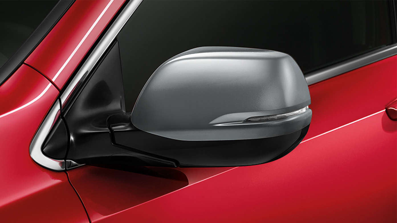 Detailný záber na kryty spätných zrkadiel modelu Honda CR-V Hybrid.