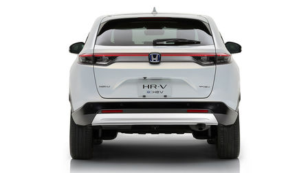 Záber zozadu na model Honda HR-V v štúdiu
