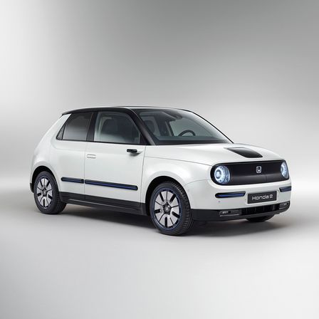 Trojštvrťový pohľad spredu na Hondu e.