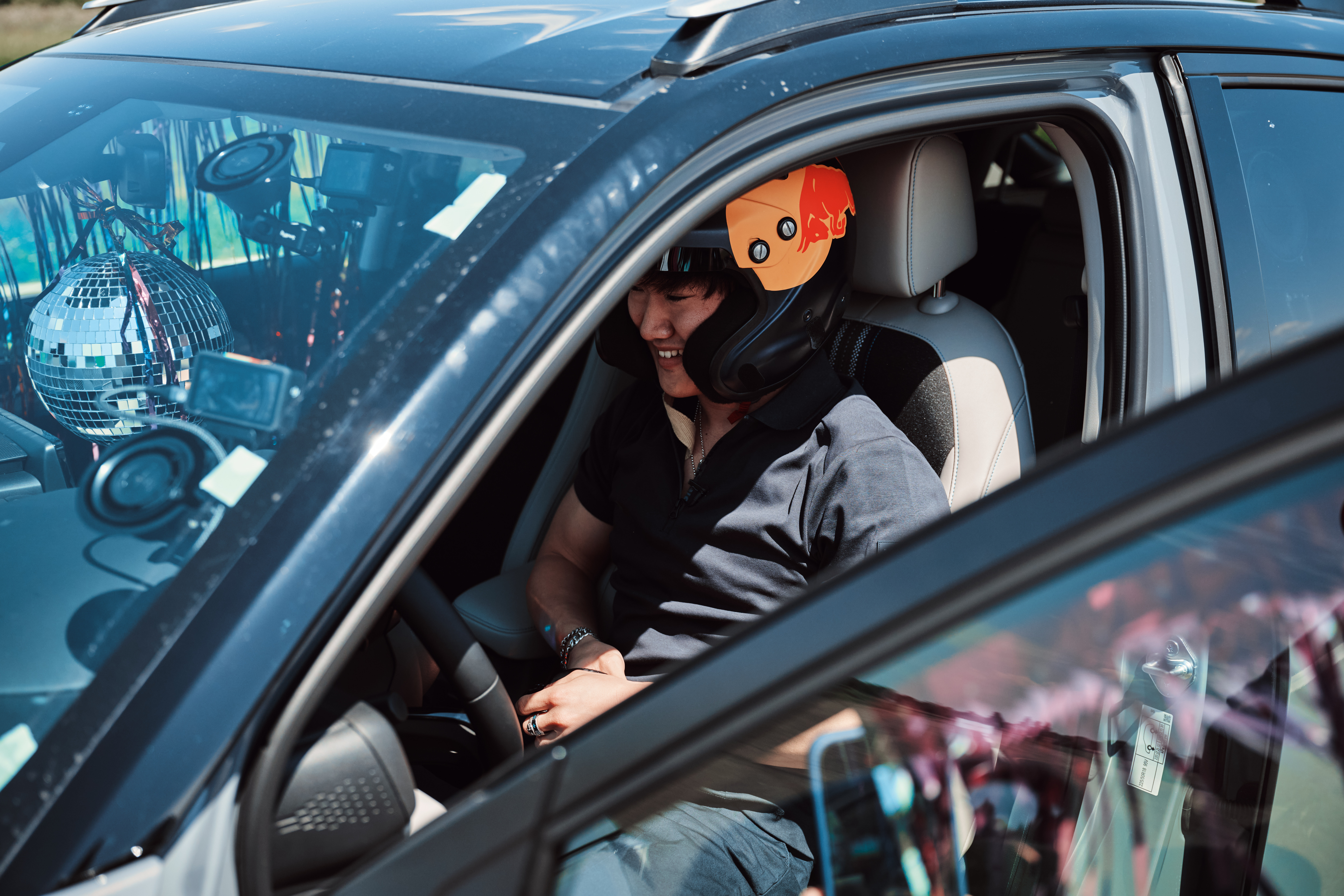 Yuki je zobrazený zblízka, ako sedí v HR-V