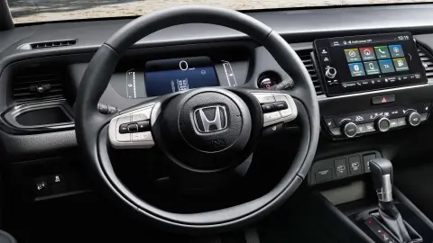 Detailný pohľad na volant modelu Honda Jazz Hybrid.