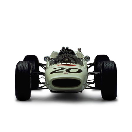 Pohľad spredu na pretekársky automobil Honda Formula One.