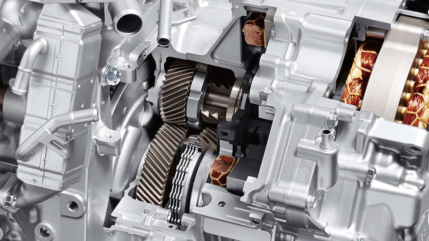Detailný záber na spojku pripojenú k motoru hybridného systému Honda.
