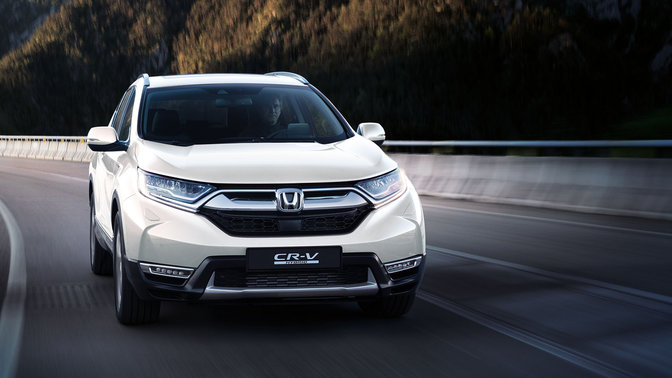 Pohľad spredu na model Honda CR-V jazdiaci v horách.