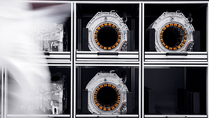 Pohľad spredu na jednotky motora s priamym náhonom modelu NSX.