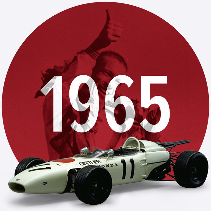 Troj&scaron;tvrťov&yacute; pohľad spredu na model Honda RA273.