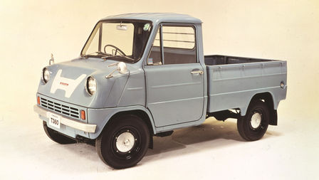 Trojštvrťový pohľad spredu na nákladné vozidlo Honda zo šesťdesiatych rokov minulého storočia.