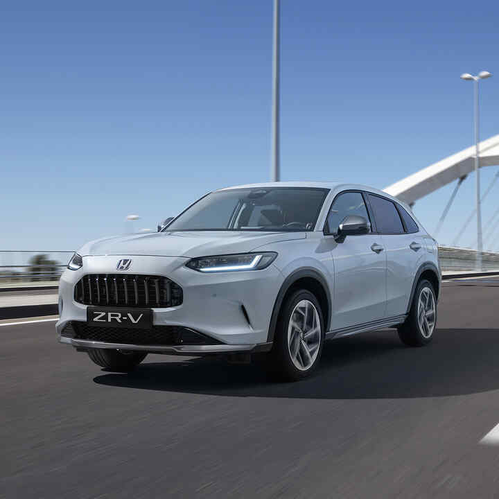 Trojštvrťový pohľad spredu na model Honda ZR-V pri moste