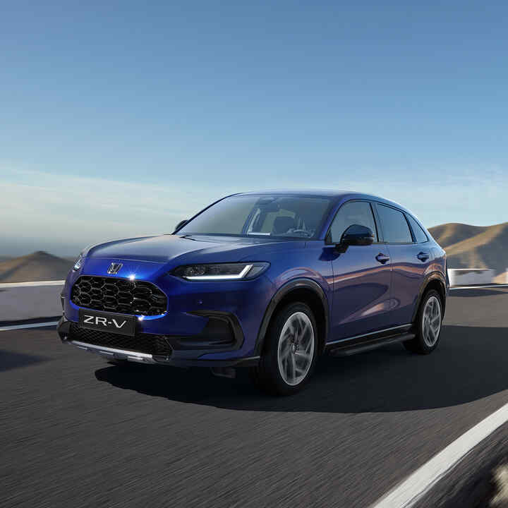 Trojštvrťový pohľad spredu na model Honda ZR-V s balíkom Robust v horskej krajine.