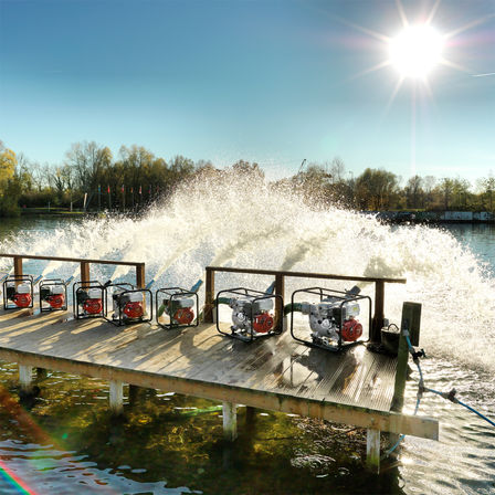 Chemick&eacute; vodn&eacute; čerpadl&aacute; s vysok&yacute;m prietokom v exteri&eacute;ri.