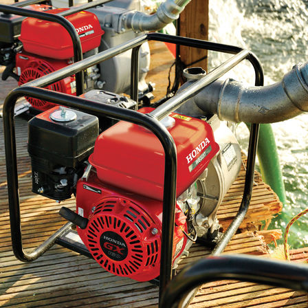 Pribl&iacute;žen&yacute; pohľad na vodn&eacute; čerpadlo s vysok&yacute;m prietokom.