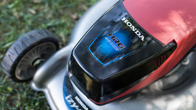 Detailný záber na batériu novej kosačky Honda Izy-ON.