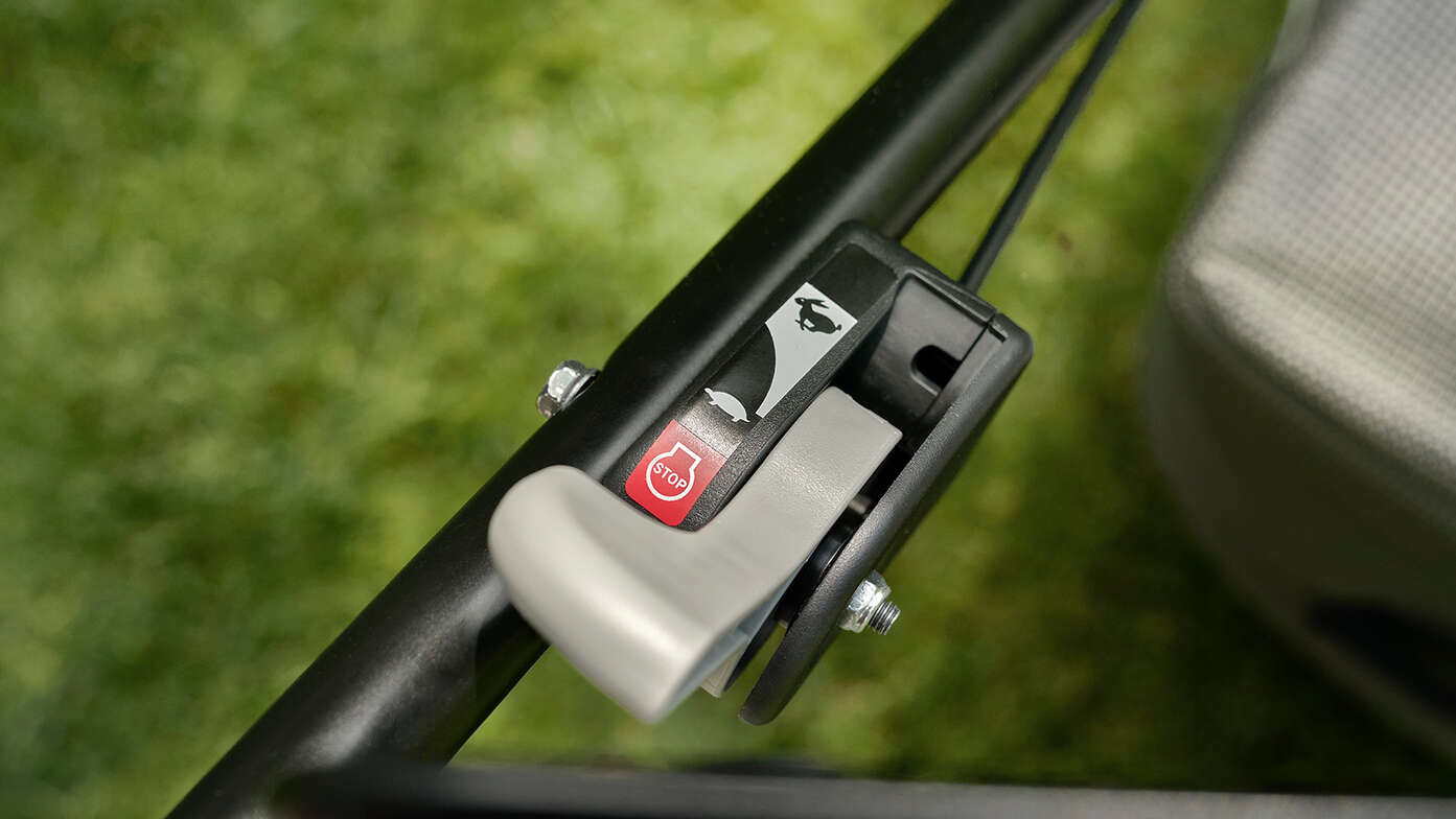 Detailný záber na hydrostatický pohon kosačky Honda HRN.