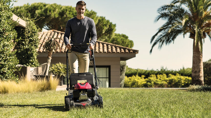  Priblížený pohľad na prednú časť kosačky Honda HRX 476