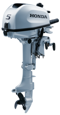 Motor Honda BF5 na čisto bielom pozad&iacute;.