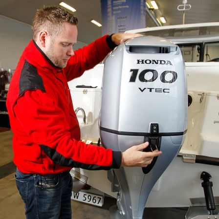 Detail motora BF100 počas použ&iacute;vania.