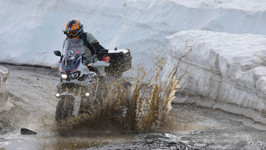 Motocykel Honda Africa Twin pri jazde Nordkappom.