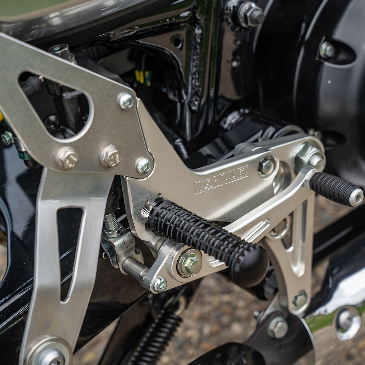 Palivová nádrž a svetlomet na mieru prispôsobeného motocykla GB350S Miranda