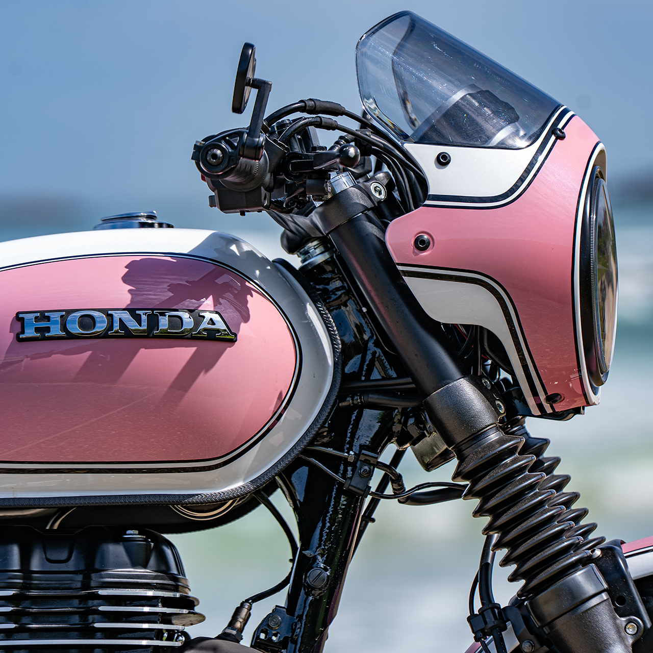 Palivová nádrž a svetlomet na mieru prispôsobeného motocykla GB350S Miranda