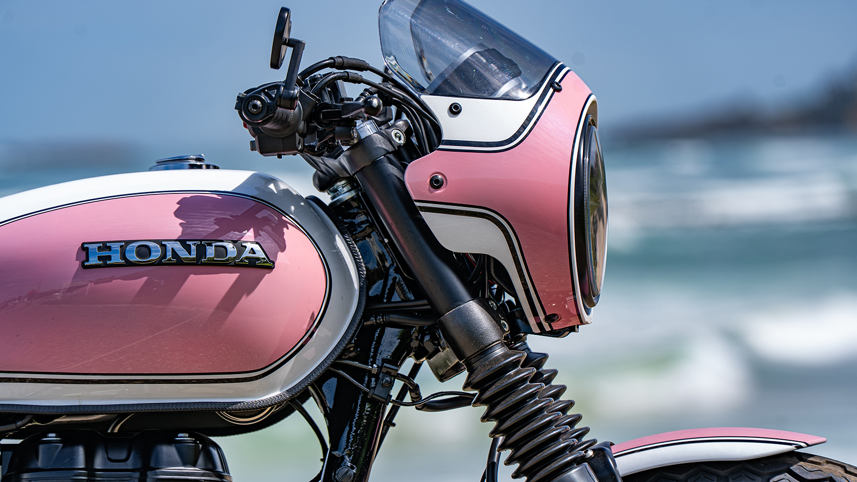 Palivová nádrž a svetlomet na mieru prispôsobeného motocykla GB350S Miranda