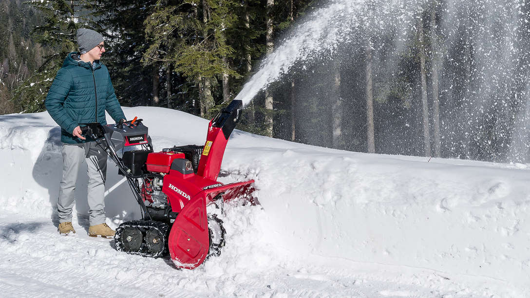 Snehová fréza radu HSS 1380A používaná modelom, zasnežené prostredie.