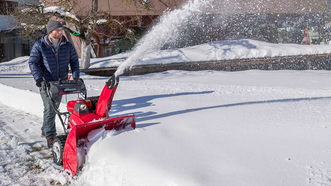 Model radu&nbsp;HSS&nbsp;970A pri použ&iacute;van&iacute; obsluhou na streche.