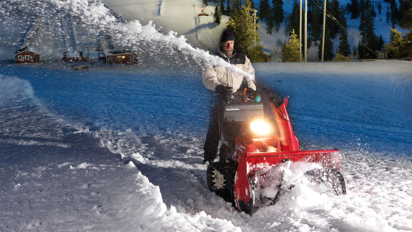 Snehová fréza Hybrid používaná modelom, horské prostredie.