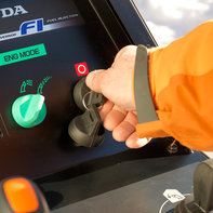 ruka na snehovej fr&eacute;ze 